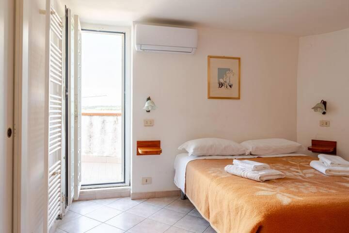 Postel nebo postele na pokoji v ubytování Casa torvaianica