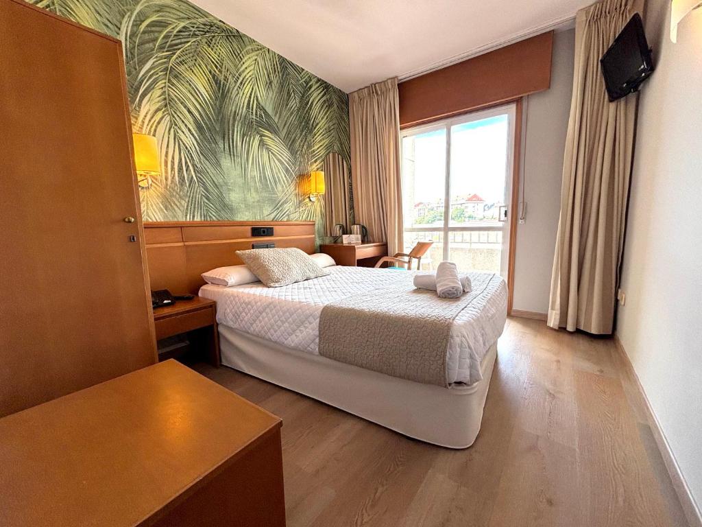 A bed or beds in a room at Hotel Atalaya I