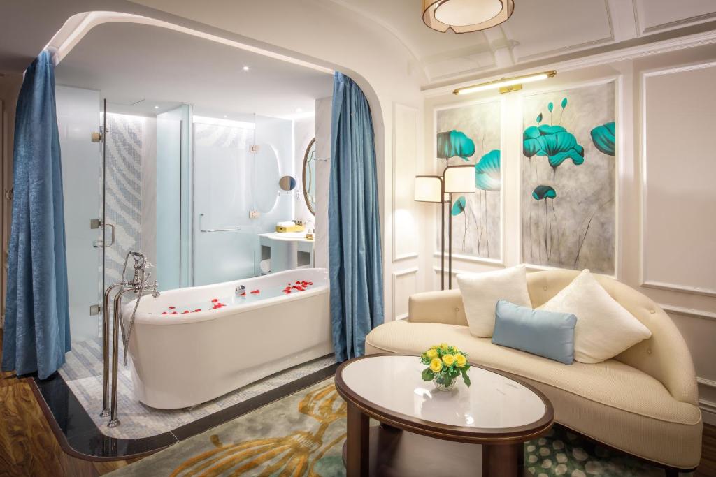 Koupelna v ubytování Hotel Royal Hoi An - Gallery