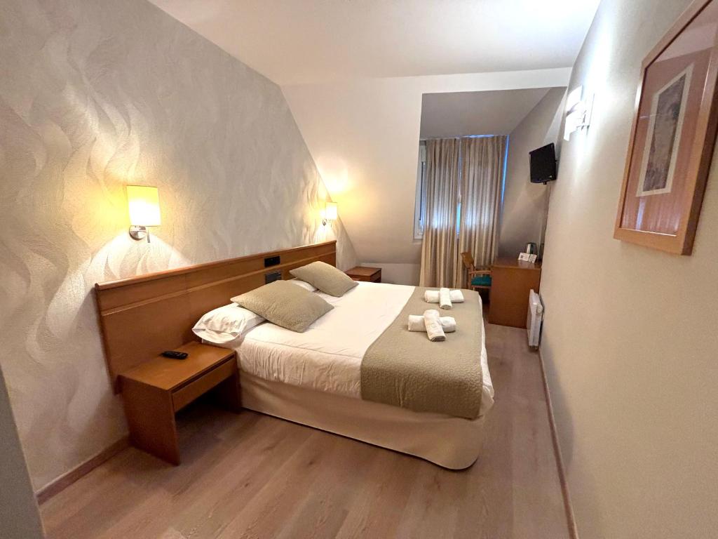 A bed or beds in a room at Hotel Atalaya I