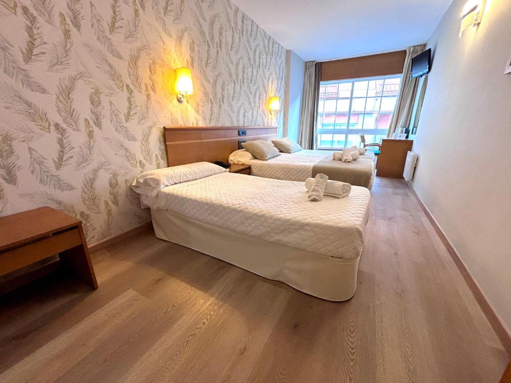 A bed or beds in a room at Hotel Atalaya I