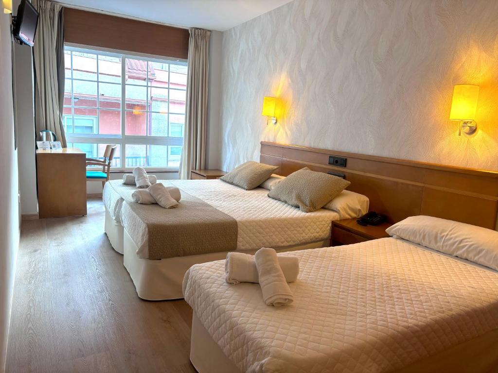 A bed or beds in a room at Hotel Atalaya I