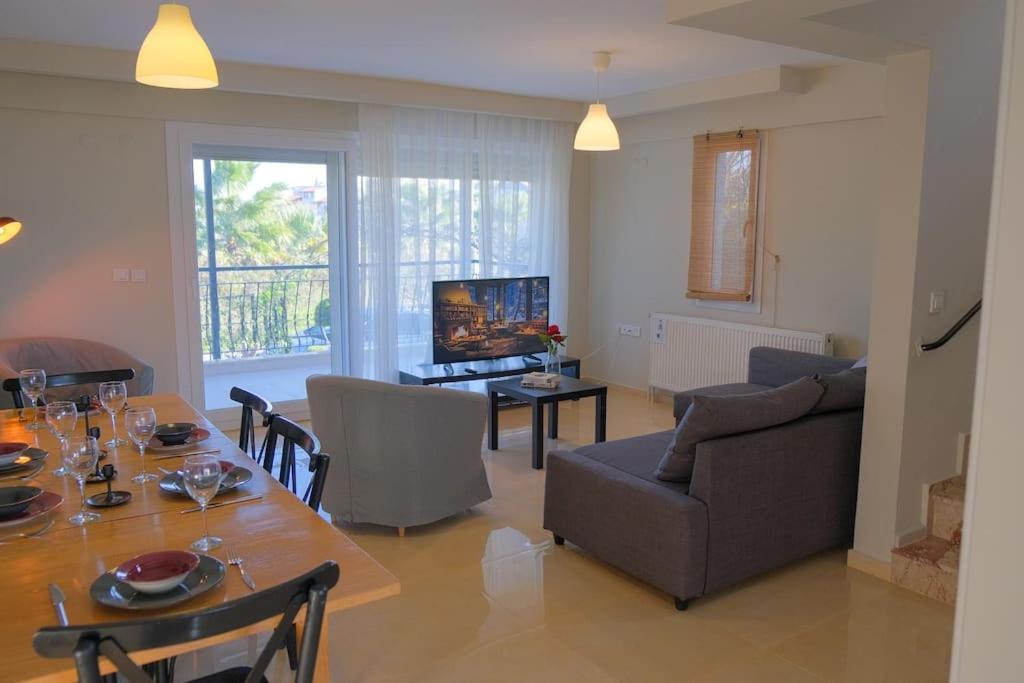 Μια τηλεόραση ή/και κέντρο ψυχαγωγίας στο Villa with garden in Urla, Torasan