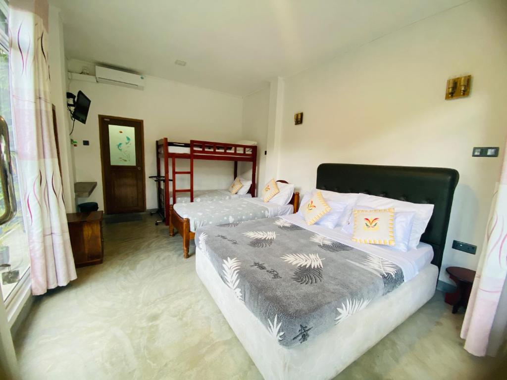 Postel nebo postele na pokoji v ubytování Blossom Inn