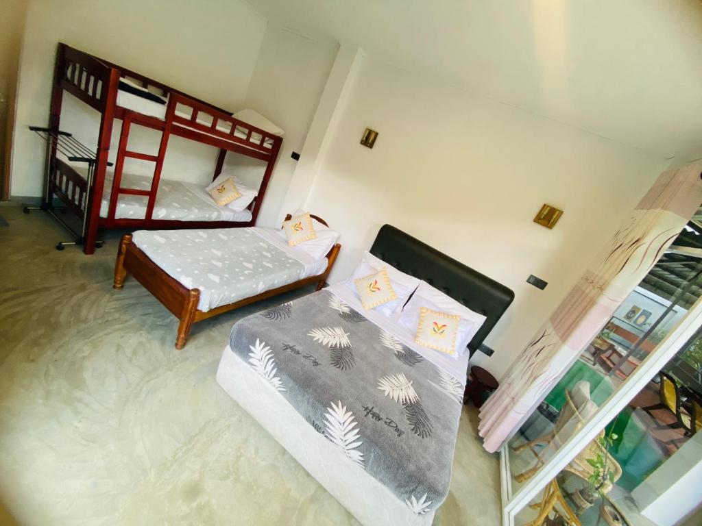Postel nebo postele na pokoji v ubytování Blossom Inn