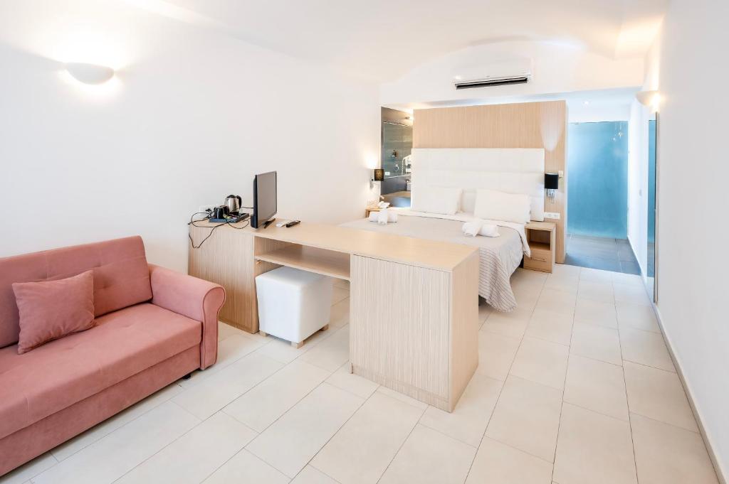 Posteľ alebo postele v izbe v ubytovaní Orizontes Hotel Santorini