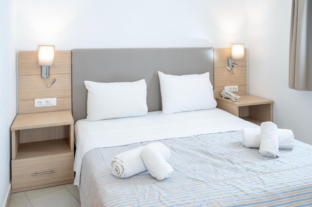 Posteľ alebo postele v izbe v ubytovaní Orizontes Hotel Santorini