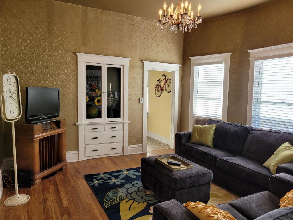 Μια τηλεόραση ή/και κέντρο ψυχαγωγίας στο Vintage Parlor home