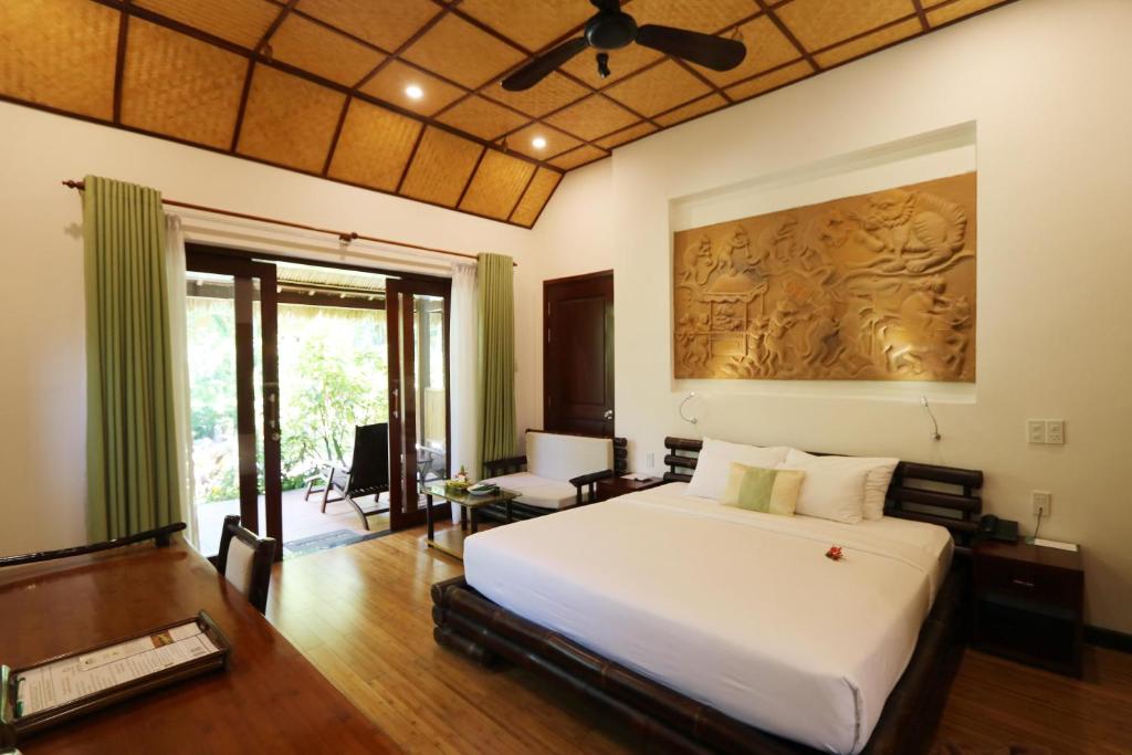 Sea Breeze Bungalow with Garden View