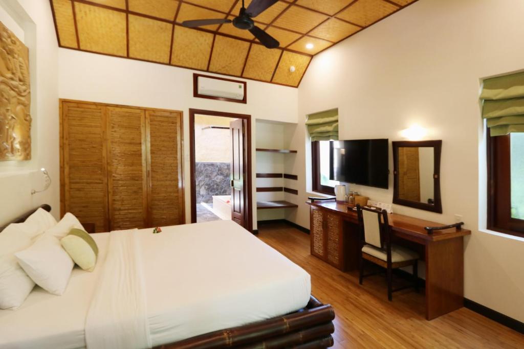 Sea Breeze Bungalow with Garden View