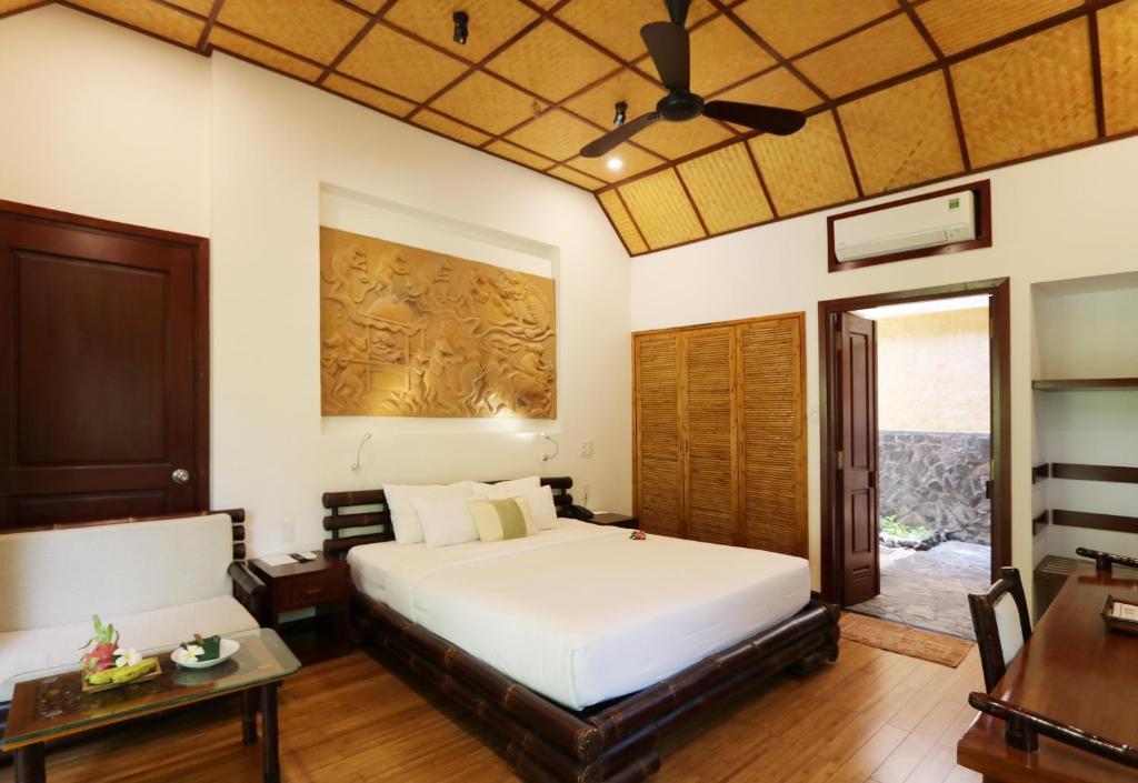 Sea Breeze Bungalow with Garden View