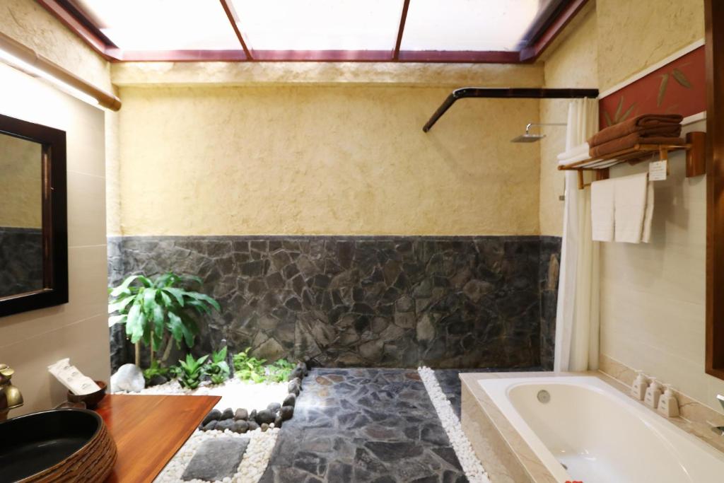 Sea Breeze Bungalow with Garden View
