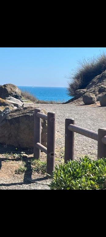 une clôture sur une plage avec l'océan en arrière-plan dans l'établissement RDC au bord des falaises, au Cap d'Agde