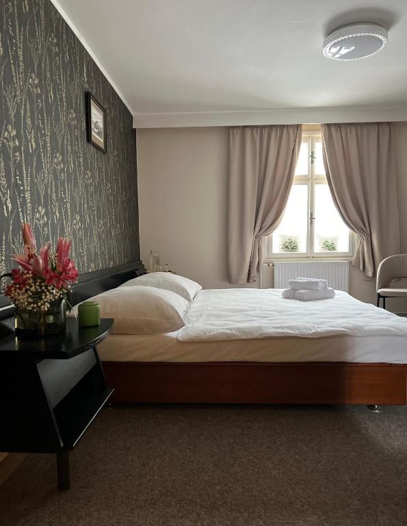 Postel nebo postele na pokoji v ubytování Hotel Lomnice