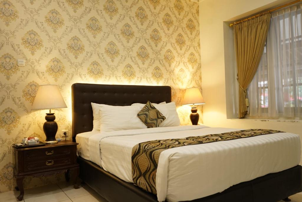 Hotel Indah Palace Tawangmangu - King Room With Pool View