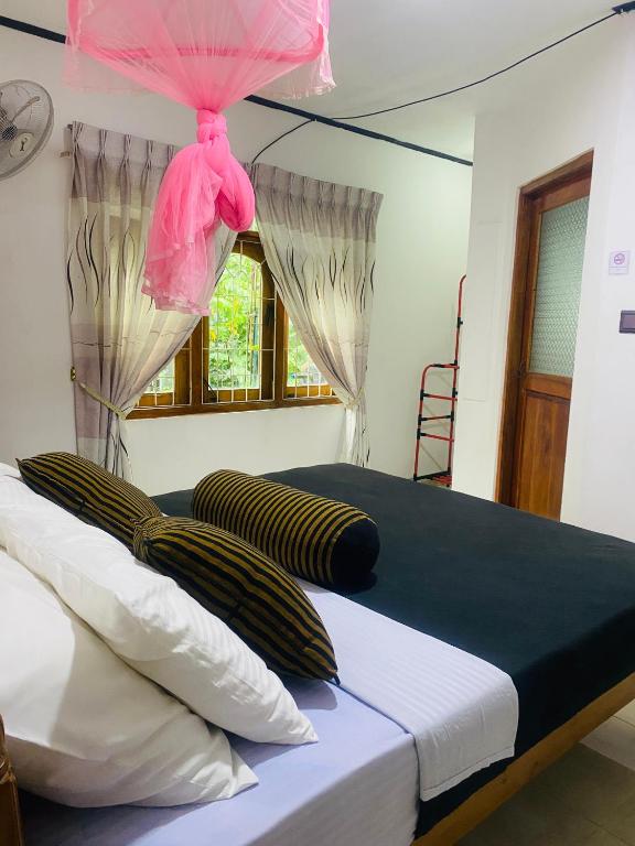 Postel nebo postele na pokoji v ubytování Blossom Inn