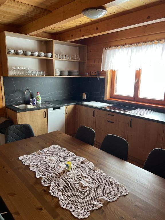 Kuchyň nebo kuchyňský kout v ubytování Chaty Lipa