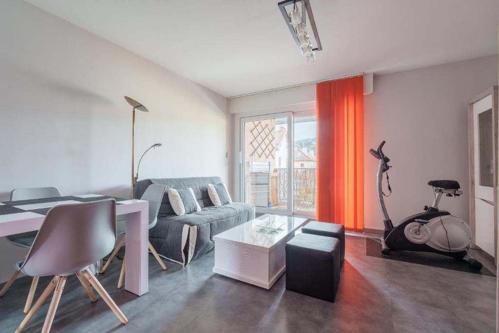 un salon avec un canapé et une table dans l'établissement Ville et Rives - Appt 4p avec vue montagne, à Gérardmer