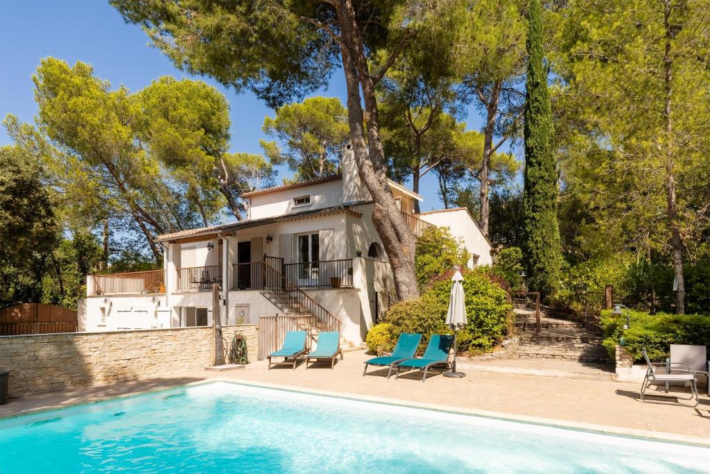 une villa avec piscine et une maison dans l'établissement Rosa - Sublime villa piscine avec vue et pinèdes, à Saint-Georges-dʼOrques
