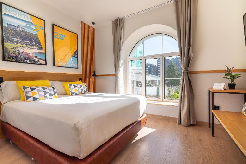 Postel nebo postele na pokoji v ubytování Sercotel El Balcón de la Bahía Suites