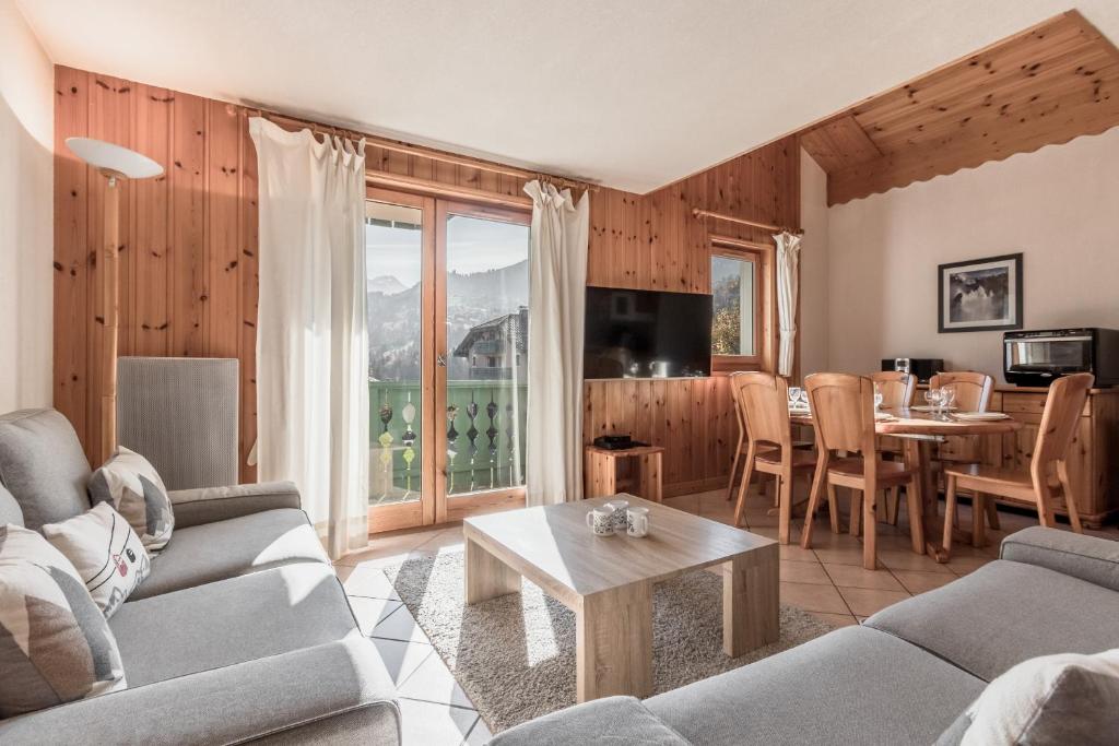 un salon avec un canapé et une table dans l'établissement Appartement Edelweiss, à Saint-Gervais-les-Bains