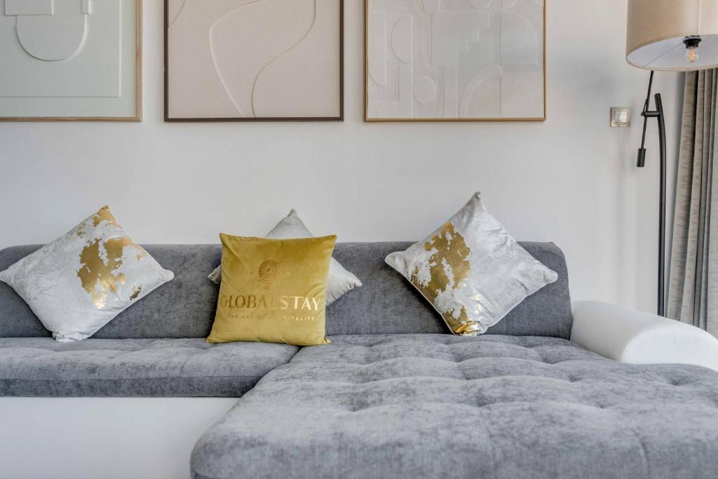 Posezení v ubytování Luxury Azizi Mina Beachfront Apartments