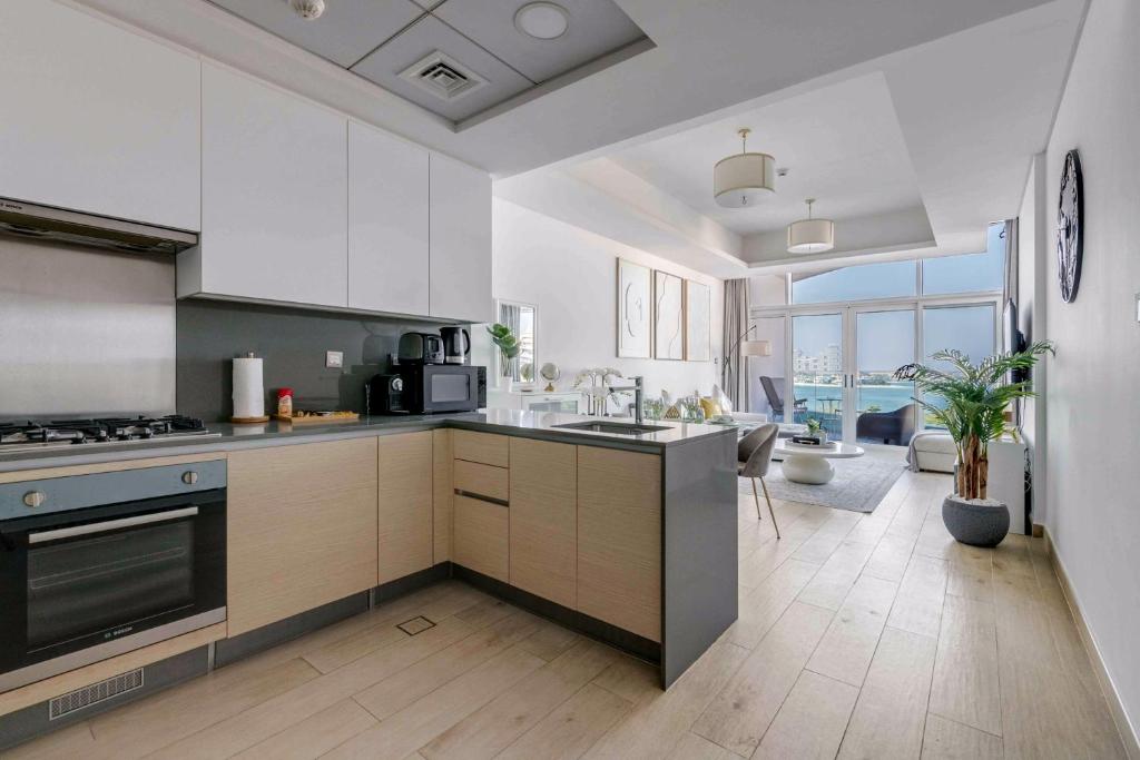 Kuchyň nebo kuchyňský kout v ubytování Luxury Azizi Mina Beachfront Apartments