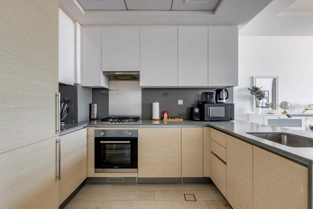 Kuchyň nebo kuchyňský kout v ubytování Luxury Azizi Mina Beachfront Apartments