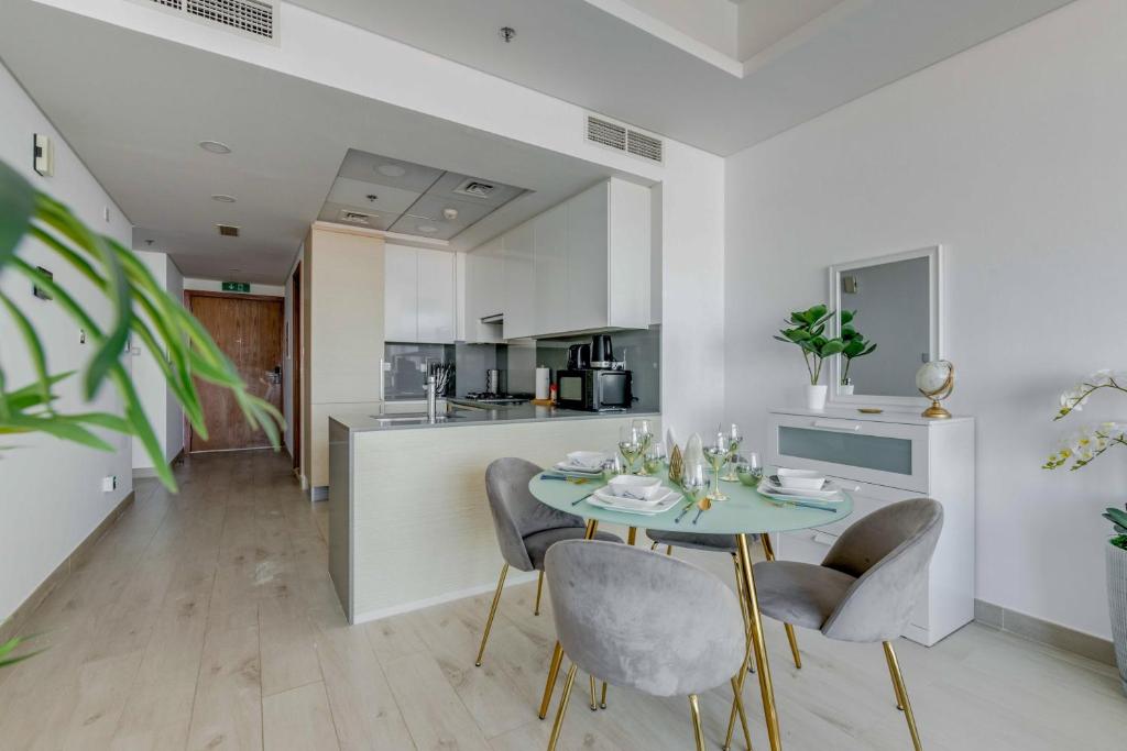 Kuchyň nebo kuchyňský kout v ubytování Luxury Azizi Mina Beachfront Apartments