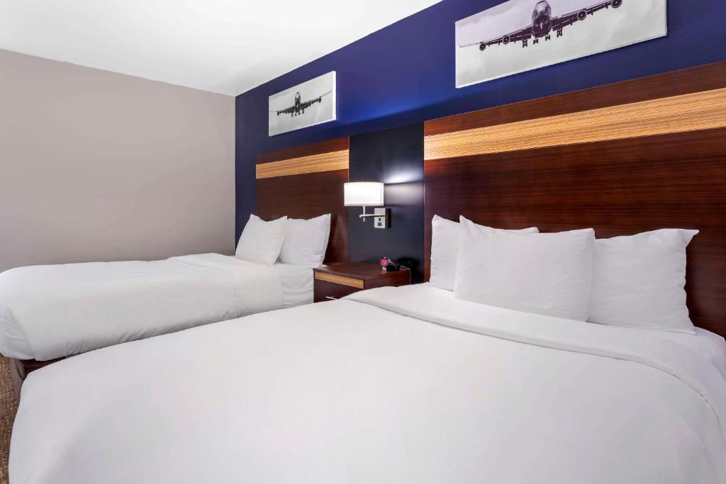 Postel nebo postele na pokoji v ubytování Avion Inn Near LGA Airport, Ascend Hotel Collection