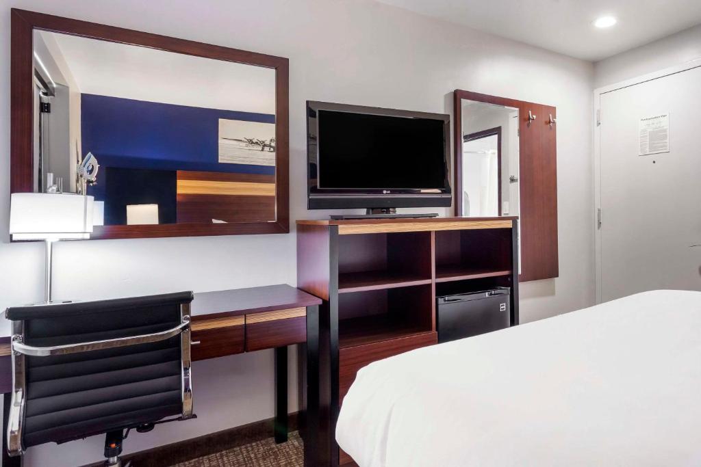 TV a/nebo společenská místnost v ubytování Avion Inn Near LGA Airport, Ascend Hotel Collection