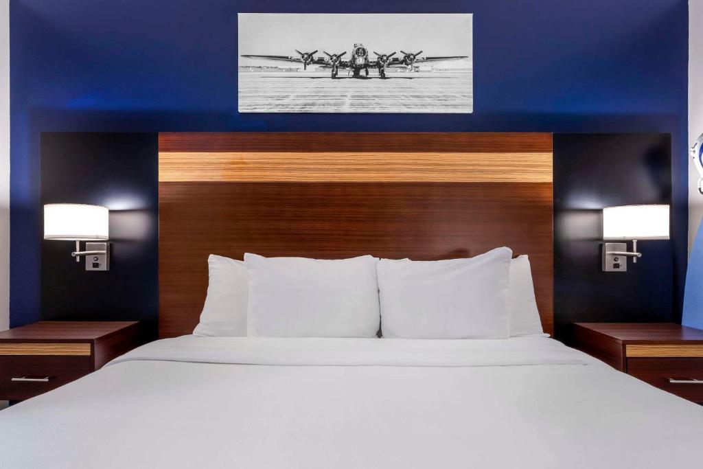 Postel nebo postele na pokoji v ubytování Avion Inn Near LGA Airport, Ascend Hotel Collection