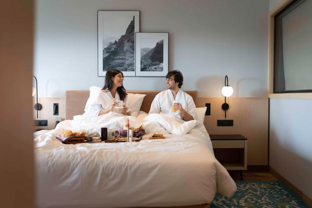 Postel nebo postele na pokoji v ubytování Radisson Resort Hatgad Saputara