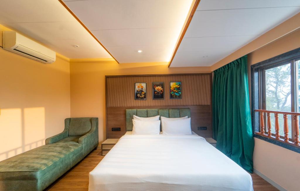 Postel nebo postele na pokoji v ubytování Orient Beacon Resort, Panchgani