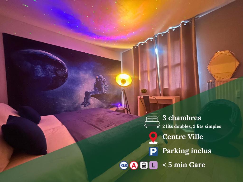 Cette chambre comprend un lit orné d'une peinture murale. dans l'établissement Échappée dans les étoiles, à Cergy