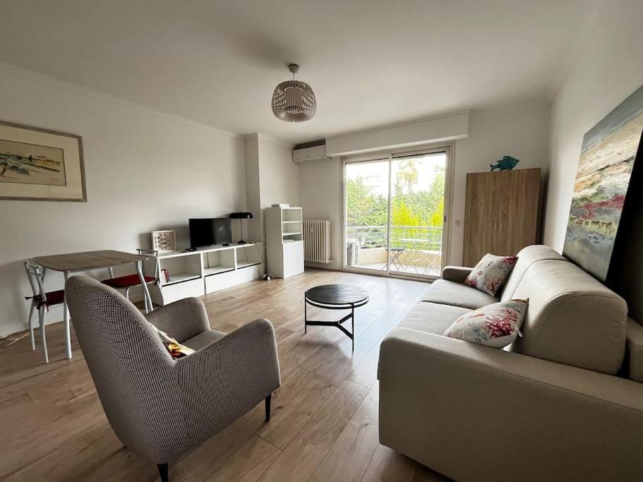 un salon avec un canapé, des chaises et une table dans l'établissement Confort porte de la Croisette, à Cannes