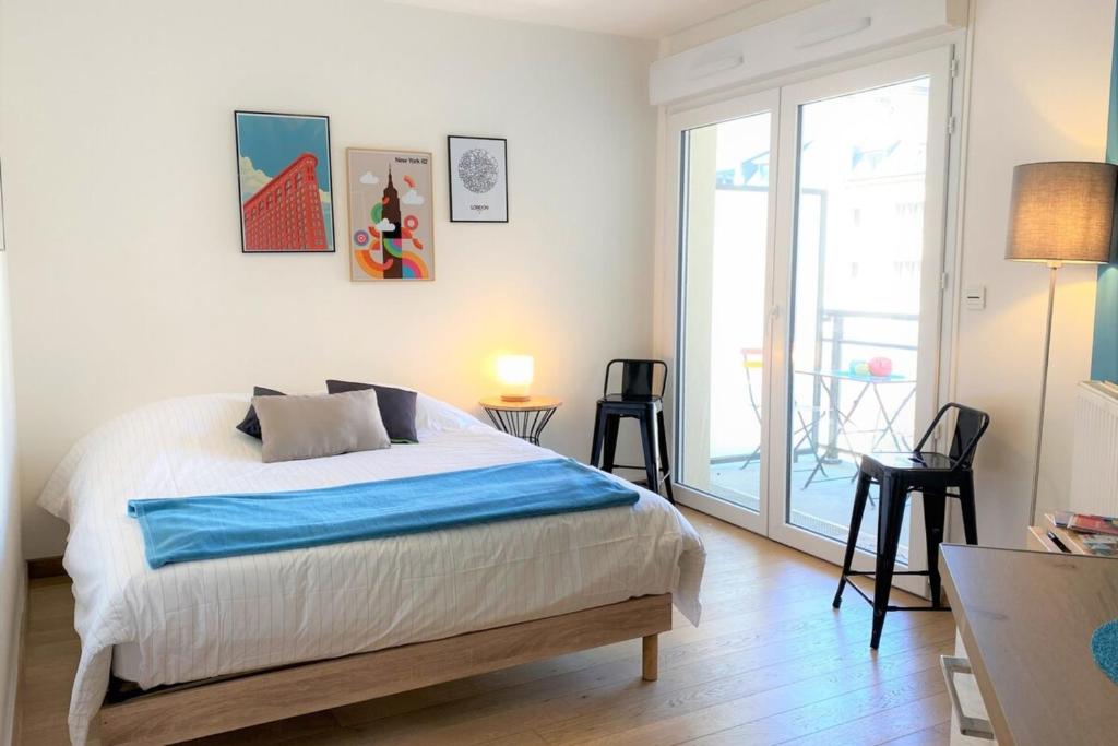 une chambre avec un lit et un balcon dans l'établissement Port de Plaisance - Balcon - Hypercentre - Coup de cœur, à Caen