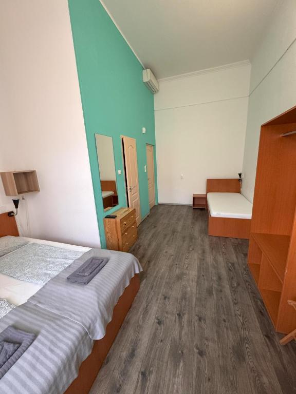Postel nebo postele na pokoji v ubytování Omega Guesthouse Budapest