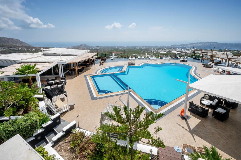 Bazén v ubytovaní Orizontes Hotel Santorini alebo v jeho blízkosti