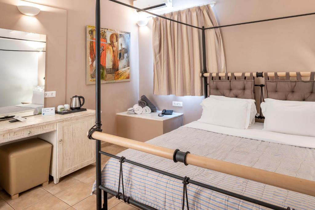 Postel nebo postele na pokoji v ubytování Smy Santorini Suites & Villas