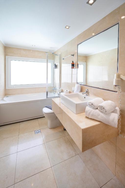 Postel nebo postele na pokoji v ubytování Smy Santorini Suites & Villas