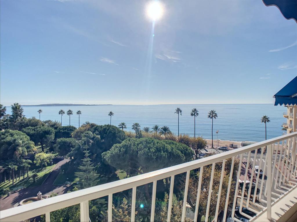 - une vue sur l'océan depuis le balcon d'un complexe dans l'établissement Belle terrasse vue mer , proche plages 223L FOV, à Cannes