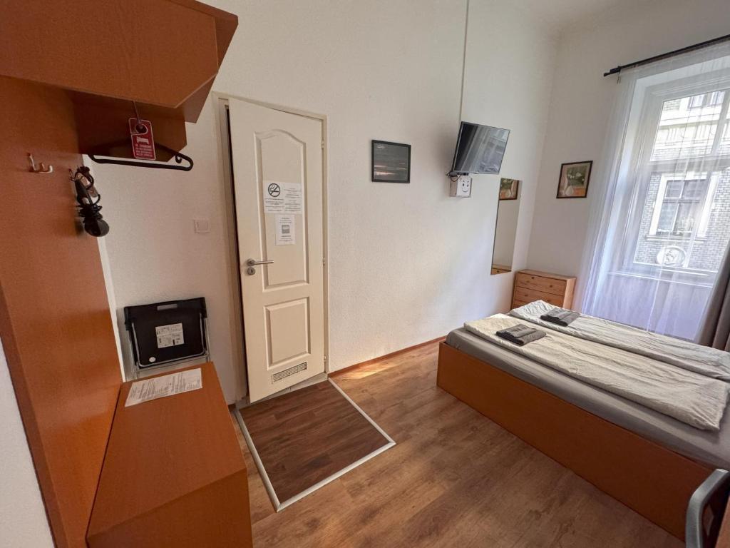 Postel nebo postele na pokoji v ubytování Omega Guesthouse Budapest
