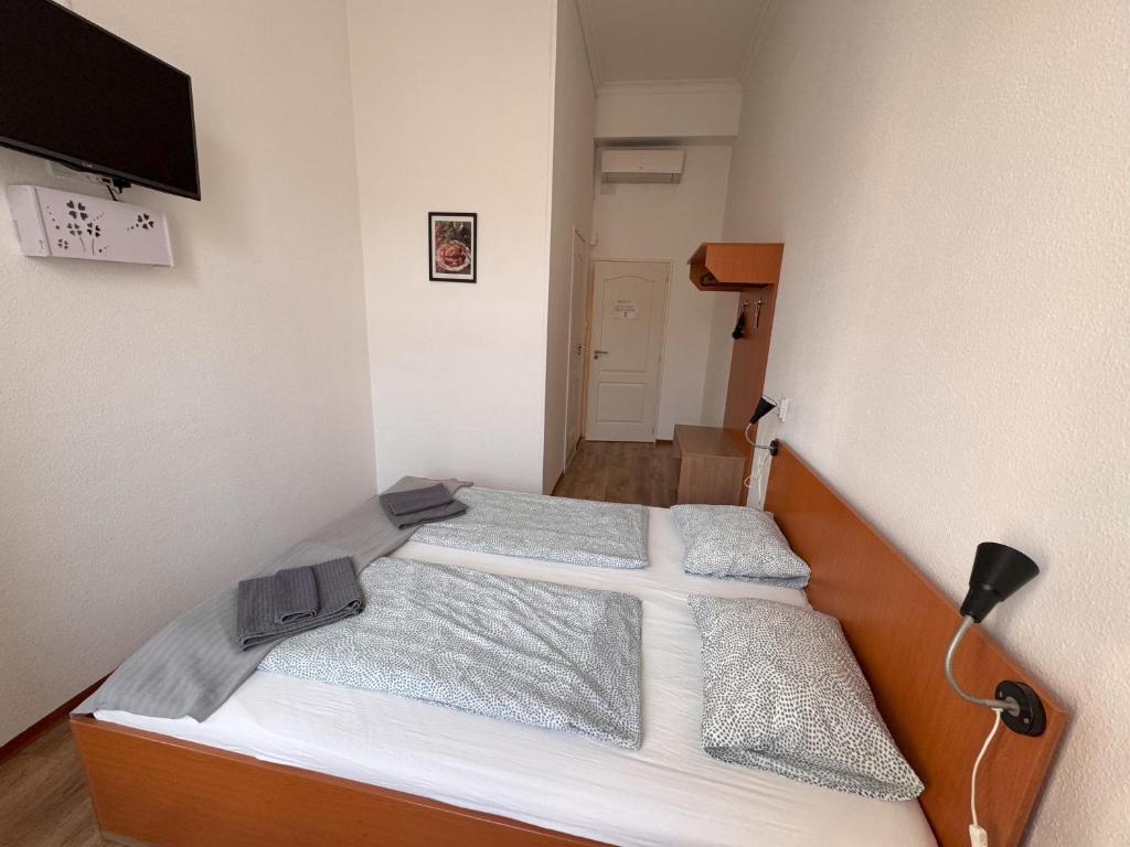 Postel nebo postele na pokoji v ubytování Omega Guesthouse Budapest