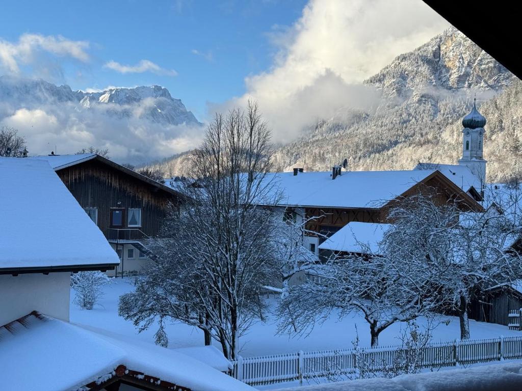 Dachgeschosswohnung mit traumhaftem Zugspitzblick bei Garmisch - Housity