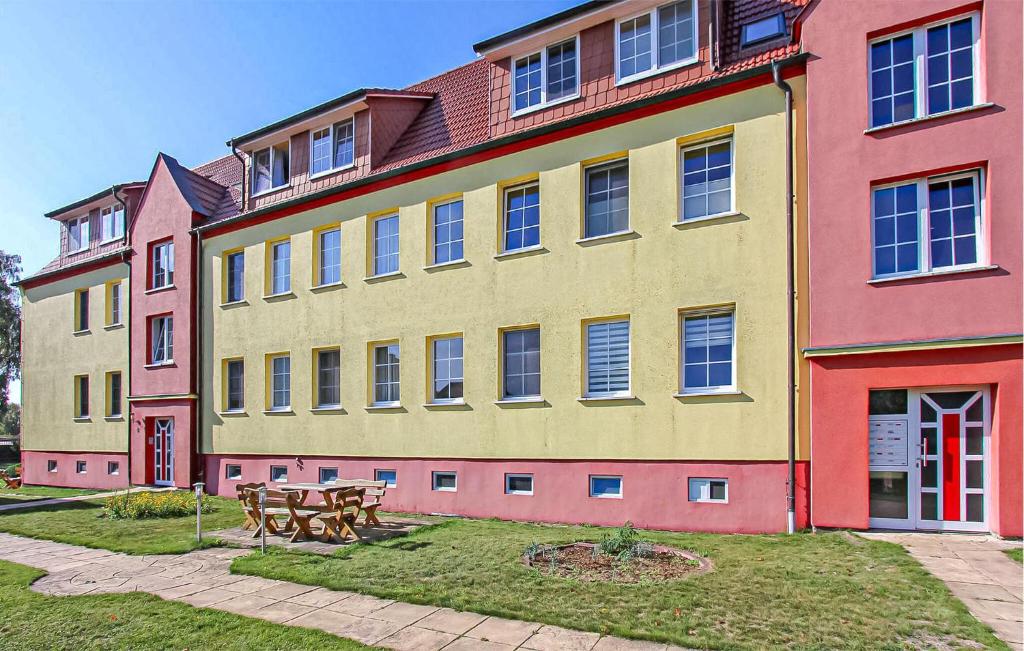 a building with two benches in front of it at Ferienwohnung Peenemünde in Peenemünde