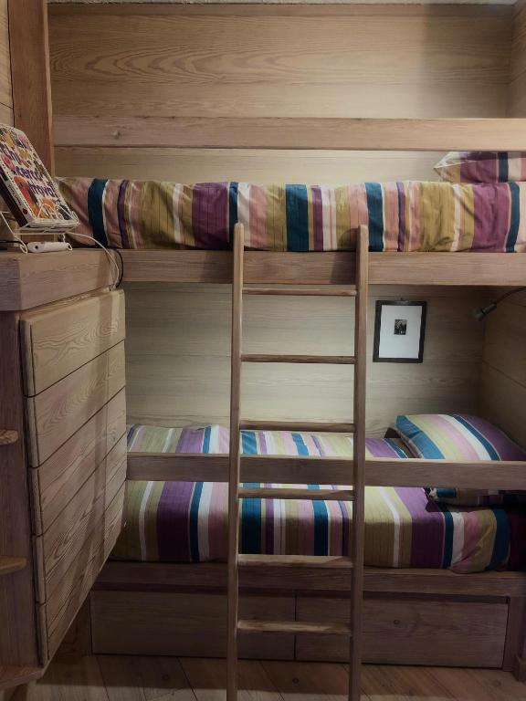 Łóżko lub łóżka piętrowe w pokoju w obiekcie Profumo di Legno a Cielo Alto La Coquille