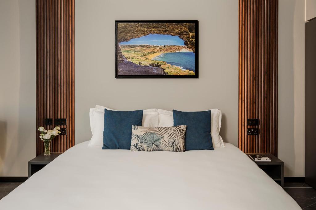 Postel nebo postele na pokoji v ubytování Isabella Suites