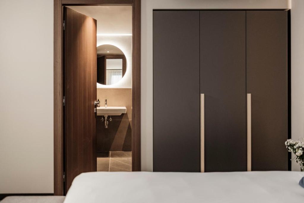 Postel nebo postele na pokoji v ubytování Isabella Suites