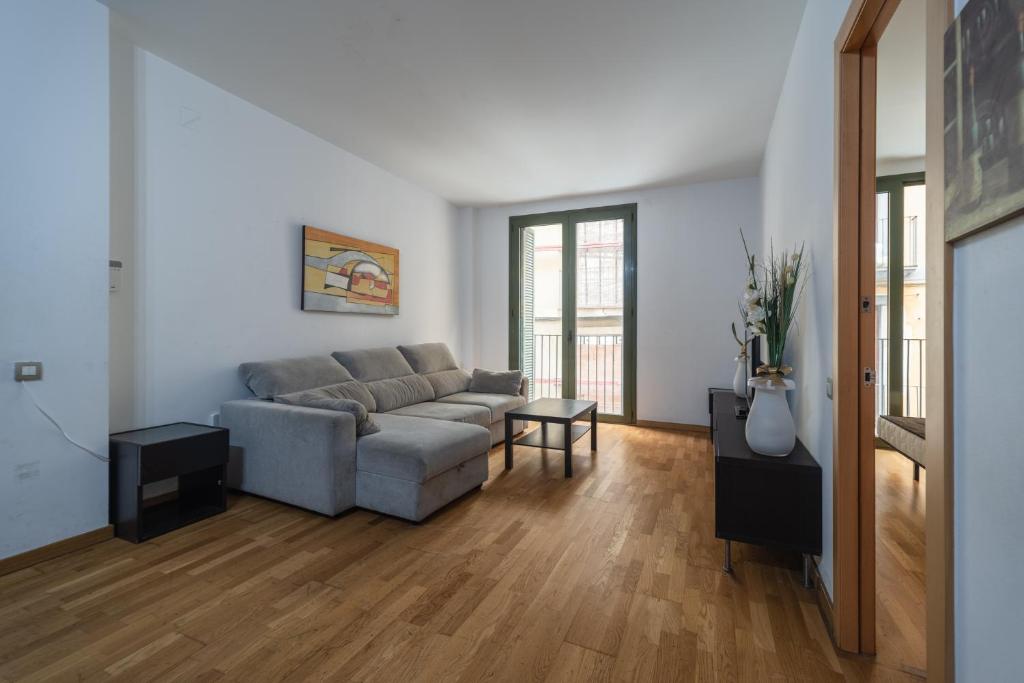 Near Ramblas flat with 3 Room, 2 full Bathrooms-Min 32 days